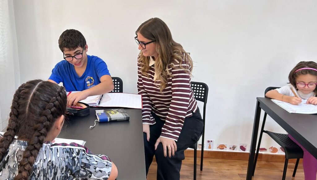 Lezione scolastica con bambini e insegnante in classe