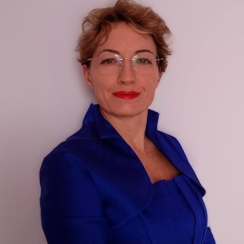 Donna in abito blu elegante