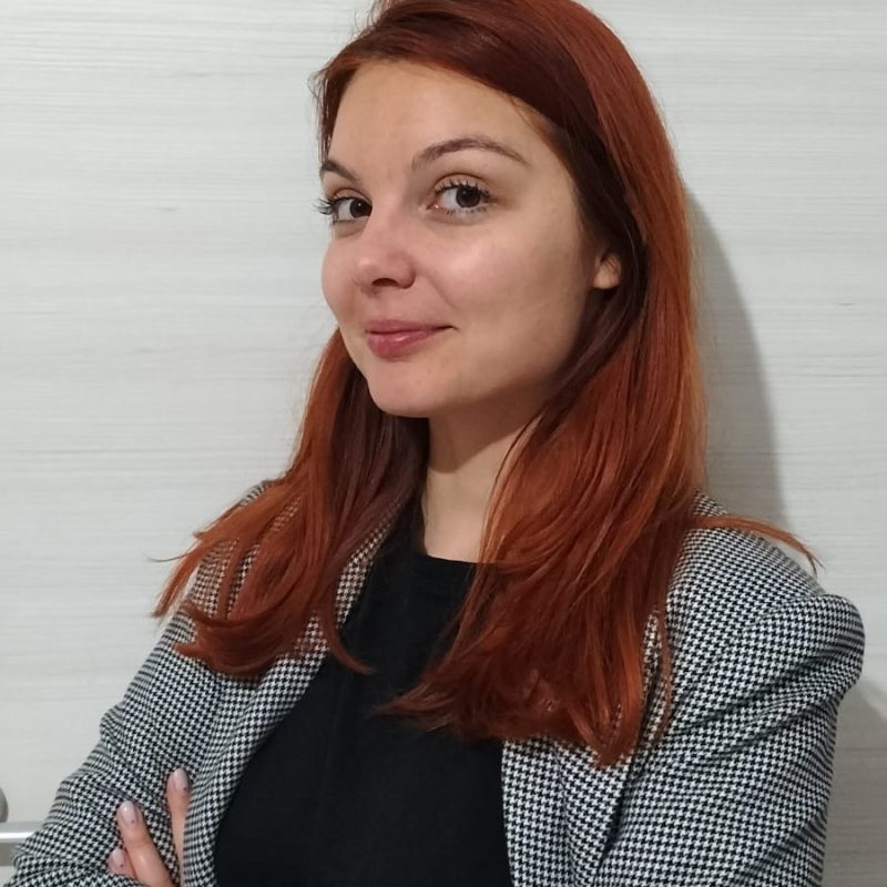 Donna dai capelli rossi in giacca elegante